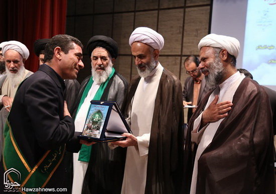 گزارش تصویری / همایش تکریم و بزرگداشت امامزاده سید علی(ع) از نوادگان حضرت عباس(ع) در قم / همایش تکریم و بزرگداشت امامزاده سید علی (ع) از نوادگان حضرت ابوالفضل العباس (ع) در سالن اجتماعات امامزاده شاه سید علی (ع) قم برگزارشد.علی محمدی نماینده ولی‌فقیه در سازمان اوقاف و امور خیریه کشور، حجت‌الاسلام والمسلمین سید اسماعیل حسینی‌مقدم مدیرکل اوقاف و امور خیریه قم و حجت‌الاسلام احمد عابدی رئیس دانشگاه علوم و معارف قرآن کریم از جمله مهمانان و سخنرانان این مراسم بودند.در بخش پایانی این مراسم از خادمان افتخاری و کسانی که در طول سال به زائران امامزاده شاه سید علی (ع) خدمت کرده بودند تقدیر و تجلیل صورت گرفت.