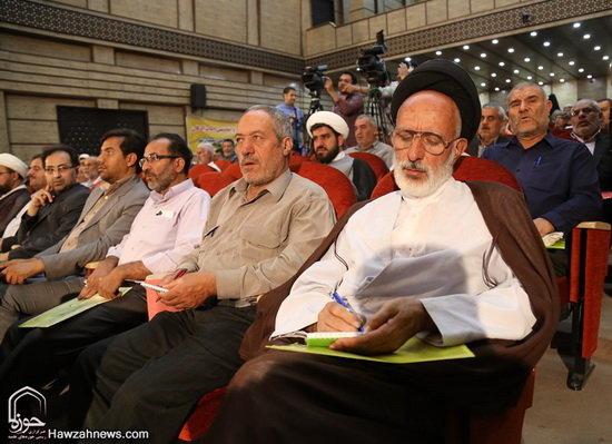 گزارش تصویری / همایش تکریم و بزرگداشت امامزاده سید علی(ع) از نوادگان حضرت عباس(ع) در قم / همایش تکریم و بزرگداشت امامزاده سید علی (ع) از نوادگان حضرت ابوالفضل العباس (ع) در سالن اجتماعات امامزاده شاه سید علی (ع) قم برگزارشد.علی محمدی نماینده ولی‌فقیه در سازمان اوقاف و امور خیریه کشور، حجت‌الاسلام والمسلمین سید اسماعیل حسینی‌مقدم مدیرکل اوقاف و امور خیریه قم و حجت‌الاسلام احمد عابدی رئیس دانشگاه علوم و معارف قرآن کریم از جمله مهمانان و سخنرانان این مراسم بودند.در بخش پایانی این مراسم از خادمان افتخاری و کسانی که در طول سال به زائران امامزاده شاه سید علی (ع) خدمت کرده بودند تقدیر و تجلیل صورت گرفت.