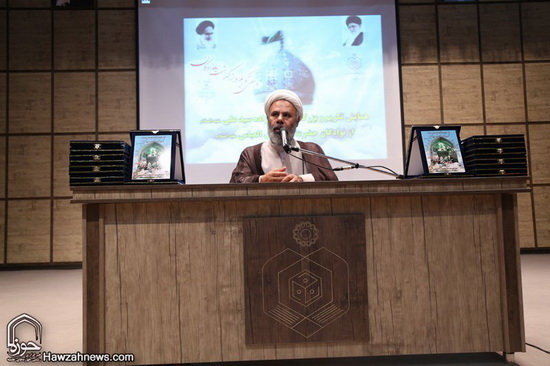 گزارش تصویری / همایش تکریم و بزرگداشت امامزاده سید علی(ع) از نوادگان حضرت عباس(ع) در قم / همایش تکریم و بزرگداشت امامزاده سید علی (ع) از نوادگان حضرت ابوالفضل العباس (ع) در سالن اجتماعات امامزاده شاه سید علی (ع) قم برگزارشد.علی محمدی نماینده ولی‌فقیه در سازمان اوقاف و امور خیریه کشور، حجت‌الاسلام والمسلمین سید اسماعیل حسینی‌مقدم مدیرکل اوقاف و امور خیریه قم و حجت‌الاسلام احمد عابدی رئیس دانشگاه علوم و معارف قرآن کریم از جمله مهمانان و سخنرانان این مراسم بودند.در بخش پایانی این مراسم از خادمان افتخاری و کسانی که در طول سال به زائران امامزاده شاه سید علی (ع) خدمت کرده بودند تقدیر و تجلیل صورت گرفت.