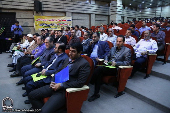 گزارش تصویری / همایش تکریم و بزرگداشت امامزاده سید علی(ع) از نوادگان حضرت عباس(ع) در قم / همایش تکریم و بزرگداشت امامزاده سید علی (ع) از نوادگان حضرت ابوالفضل العباس (ع) در سالن اجتماعات امامزاده شاه سید علی (ع) قم برگزارشد.علی محمدی نماینده ولی‌فقیه در سازمان اوقاف و امور خیریه کشور، حجت‌الاسلام والمسلمین سید اسماعیل حسینی‌مقدم مدیرکل اوقاف و امور خیریه قم و حجت‌الاسلام احمد عابدی رئیس دانشگاه علوم و معارف قرآن کریم از جمله مهمانان و سخنرانان این مراسم بودند.در بخش پایانی این مراسم از خادمان افتخاری و کسانی که در طول سال به زائران امامزاده شاه سید علی (ع) خدمت کرده بودند تقدیر و تجلیل صورت گرفت.