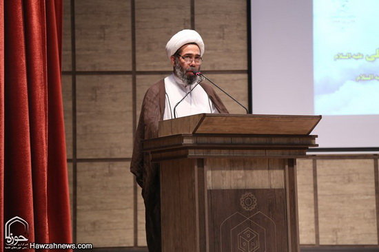 گزارش تصویری / همایش تکریم و بزرگداشت امامزاده سید علی(ع) از نوادگان حضرت عباس(ع) در قم / همایش تکریم و بزرگداشت امامزاده سید علی (ع) از نوادگان حضرت ابوالفضل العباس (ع) در سالن اجتماعات امامزاده شاه سید علی (ع) قم برگزارشد.علی محمدی نماینده ولی‌فقیه در سازمان اوقاف و امور خیریه کشور، حجت‌الاسلام والمسلمین سید اسماعیل حسینی‌مقدم مدیرکل اوقاف و امور خیریه قم و حجت‌الاسلام احمد عابدی رئیس دانشگاه علوم و معارف قرآن کریم از جمله مهمانان و سخنرانان این مراسم بودند.در بخش پایانی این مراسم از خادمان افتخاری و کسانی که در طول سال به زائران امامزاده شاه سید علی (ع) خدمت کرده بودند تقدیر و تجلیل صورت گرفت.