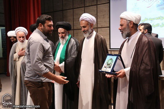 گزارش تصویری / همایش تکریم و بزرگداشت امامزاده سید علی(ع) از نوادگان حضرت عباس(ع) در قم / همایش تکریم و بزرگداشت امامزاده سید علی (ع) از نوادگان حضرت ابوالفضل العباس (ع) در سالن اجتماعات امامزاده شاه سید علی (ع) قم برگزارشد.علی محمدی نماینده ولی‌فقیه در سازمان اوقاف و امور خیریه کشور، حجت‌الاسلام والمسلمین سید اسماعیل حسینی‌مقدم مدیرکل اوقاف و امور خیریه قم و حجت‌الاسلام احمد عابدی رئیس دانشگاه علوم و معارف قرآن کریم از جمله مهمانان و سخنرانان این مراسم بودند.در بخش پایانی این مراسم از خادمان افتخاری و کسانی که در طول سال به زائران امامزاده شاه سید علی (ع) خدمت کرده بودند تقدیر و تجلیل صورت گرفت.