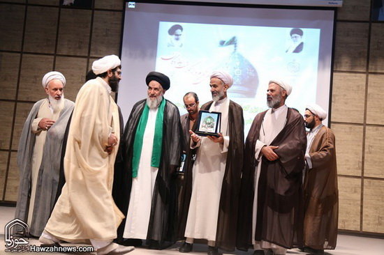 گزارش تصویری / همایش تکریم و بزرگداشت امامزاده سید علی(ع) از نوادگان حضرت عباس(ع) در قم / همایش تکریم و بزرگداشت امامزاده سید علی (ع) از نوادگان حضرت ابوالفضل العباس (ع) در سالن اجتماعات امامزاده شاه سید علی (ع) قم برگزارشد.علی محمدی نماینده ولی‌فقیه در سازمان اوقاف و امور خیریه کشور، حجت‌الاسلام والمسلمین سید اسماعیل حسینی‌مقدم مدیرکل اوقاف و امور خیریه قم و حجت‌الاسلام احمد عابدی رئیس دانشگاه علوم و معارف قرآن کریم از جمله مهمانان و سخنرانان این مراسم بودند.در بخش پایانی این مراسم از خادمان افتخاری و کسانی که در طول سال به زائران امامزاده شاه سید علی (ع) خدمت کرده بودند تقدیر و تجلیل صورت گرفت.