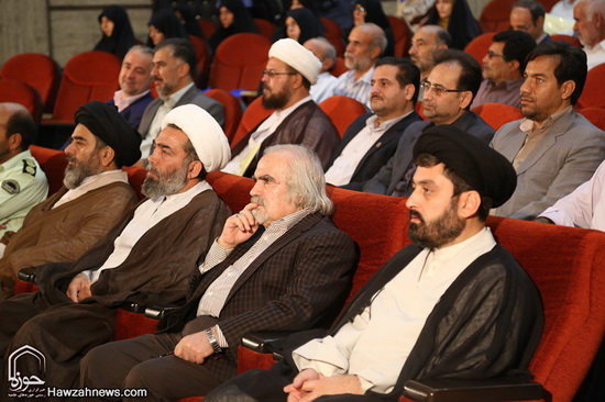 گزارش تصویری / همایش تکریم و بزرگداشت امامزاده سید علی(ع) از نوادگان حضرت عباس(ع) در قم / همایش تکریم و بزرگداشت امامزاده سید علی (ع) از نوادگان حضرت ابوالفضل العباس (ع) در سالن اجتماعات امامزاده شاه سید علی (ع) قم برگزارشد.علی محمدی نماینده ولی‌فقیه در سازمان اوقاف و امور خیریه کشور، حجت‌الاسلام والمسلمین سید اسماعیل حسینی‌مقدم مدیرکل اوقاف و امور خیریه قم و حجت‌الاسلام احمد عابدی رئیس دانشگاه علوم و معارف قرآن کریم از جمله مهمانان و سخنرانان این مراسم بودند.در بخش پایانی این مراسم از خادمان افتخاری و کسانی که در طول سال به زائران امامزاده شاه سید علی (ع) خدمت کرده بودند تقدیر و تجلیل صورت گرفت.