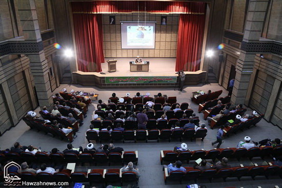 گزارش تصویری / همایش تکریم و بزرگداشت امامزاده سید علی(ع) از نوادگان حضرت عباس(ع) در قم / همایش تکریم و بزرگداشت امامزاده سید علی (ع) از نوادگان حضرت ابوالفضل العباس (ع) در سالن اجتماعات امامزاده شاه سید علی (ع) قم برگزارشد.علی محمدی نماینده ولی‌فقیه در سازمان اوقاف و امور خیریه کشور، حجت‌الاسلام والمسلمین سید اسماعیل حسینی‌مقدم مدیرکل اوقاف و امور خیریه قم و حجت‌الاسلام احمد عابدی رئیس دانشگاه علوم و معارف قرآن کریم از جمله مهمانان و سخنرانان این مراسم بودند.در بخش پایانی این مراسم از خادمان افتخاری و کسانی که در طول سال به زائران امامزاده شاه سید علی (ع) خدمت کرده بودند تقدیر و تجلیل صورت گرفت.