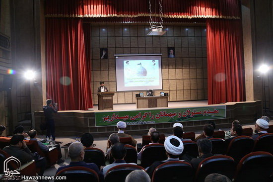 گزارش تصویری / همایش تکریم و بزرگداشت امامزاده سید علی(ع) از نوادگان حضرت عباس(ع) در قم / همایش تکریم و بزرگداشت امامزاده سید علی (ع) از نوادگان حضرت ابوالفضل العباس (ع) در سالن اجتماعات امامزاده شاه سید علی (ع) قم برگزارشد.علی محمدی نماینده ولی‌فقیه در سازمان اوقاف و امور خیریه کشور، حجت‌الاسلام والمسلمین سید اسماعیل حسینی‌مقدم مدیرکل اوقاف و امور خیریه قم و حجت‌الاسلام احمد عابدی رئیس دانشگاه علوم و معارف قرآن کریم از جمله مهمانان و سخنرانان این مراسم بودند.در بخش پایانی این مراسم از خادمان افتخاری و کسانی که در طول سال به زائران امامزاده شاه سید علی (ع) خدمت کرده بودند تقدیر و تجلیل صورت گرفت.