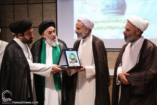 گزارش تصویری / همایش تکریم و بزرگداشت امامزاده سید علی(ع) از نوادگان حضرت عباس(ع) در قم / همایش تکریم و بزرگداشت امامزاده سید علی (ع) از نوادگان حضرت ابوالفضل العباس (ع) در سالن اجتماعات امامزاده شاه سید علی (ع) قم برگزارشد.علی محمدی نماینده ولی‌فقیه در سازمان اوقاف و امور خیریه کشور، حجت‌الاسلام والمسلمین سید اسماعیل حسینی‌مقدم مدیرکل اوقاف و امور خیریه قم و حجت‌الاسلام احمد عابدی رئیس دانشگاه علوم و معارف قرآن کریم از جمله مهمانان و سخنرانان این مراسم بودند.در بخش پایانی این مراسم از خادمان افتخاری و کسانی که در طول سال به زائران امامزاده شاه سید علی (ع) خدمت کرده بودند تقدیر و تجلیل صورت گرفت.