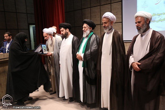 گزارش تصویری / همایش تکریم و بزرگداشت امامزاده سید علی(ع) از نوادگان حضرت عباس(ع) در قم / همایش تکریم و بزرگداشت امامزاده سید علی (ع) از نوادگان حضرت ابوالفضل العباس (ع) در سالن اجتماعات امامزاده شاه سید علی (ع) قم برگزارشد.علی محمدی نماینده ولی‌فقیه در سازمان اوقاف و امور خیریه کشور، حجت‌الاسلام والمسلمین سید اسماعیل حسینی‌مقدم مدیرکل اوقاف و امور خیریه قم و حجت‌الاسلام احمد عابدی رئیس دانشگاه علوم و معارف قرآن کریم از جمله مهمانان و سخنرانان این مراسم بودند.در بخش پایانی این مراسم از خادمان افتخاری و کسانی که در طول سال به زائران امامزاده شاه سید علی (ع) خدمت کرده بودند تقدیر و تجلیل صورت گرفت.