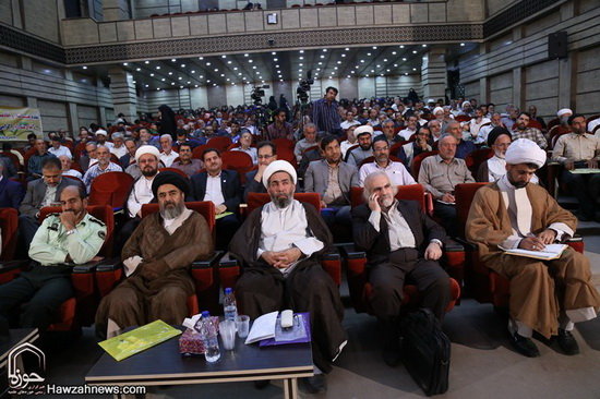 گزارش تصویری / همایش تکریم و بزرگداشت امامزاده سید علی(ع) از نوادگان حضرت عباس(ع) در قم / همایش تکریم و بزرگداشت امامزاده سید علی (ع) از نوادگان حضرت ابوالفضل العباس (ع) در سالن اجتماعات امامزاده شاه سید علی (ع) قم برگزارشد.علی محمدی نماینده ولی‌فقیه در سازمان اوقاف و امور خیریه کشور، حجت‌الاسلام والمسلمین سید اسماعیل حسینی‌مقدم مدیرکل اوقاف و امور خیریه قم و حجت‌الاسلام احمد عابدی رئیس دانشگاه علوم و معارف قرآن کریم از جمله مهمانان و سخنرانان این مراسم بودند.در بخش پایانی این مراسم از خادمان افتخاری و کسانی که در طول سال به زائران امامزاده شاه سید علی (ع) خدمت کرده بودند تقدیر و تجلیل صورت گرفت.