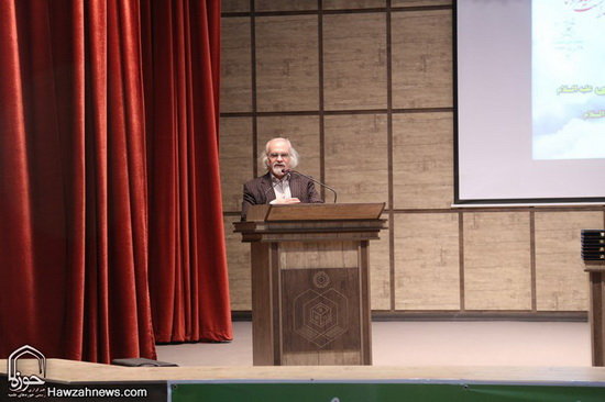 گزارش تصویری / همایش تکریم و بزرگداشت امامزاده سید علی(ع) از نوادگان حضرت عباس(ع) در قم / همایش تکریم و بزرگداشت امامزاده سید علی (ع) از نوادگان حضرت ابوالفضل العباس (ع) در سالن اجتماعات امامزاده شاه سید علی (ع) قم برگزارشد.علی محمدی نماینده ولی‌فقیه در سازمان اوقاف و امور خیریه کشور، حجت‌الاسلام والمسلمین سید اسماعیل حسینی‌مقدم مدیرکل اوقاف و امور خیریه قم و حجت‌الاسلام احمد عابدی رئیس دانشگاه علوم و معارف قرآن کریم از جمله مهمانان و سخنرانان این مراسم بودند.در بخش پایانی این مراسم از خادمان افتخاری و کسانی که در طول سال به زائران امامزاده شاه سید علی (ع) خدمت کرده بودند تقدیر و تجلیل صورت گرفت.