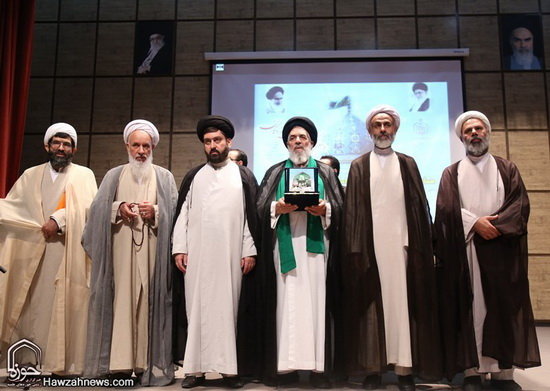 گزارش تصویری / همایش تکریم و بزرگداشت امامزاده سید علی(ع) از نوادگان حضرت عباس(ع) در قم / همایش تکریم و بزرگداشت امامزاده سید علی (ع) از نوادگان حضرت ابوالفضل العباس (ع) در سالن اجتماعات امامزاده شاه سید علی (ع) قم برگزارشد.علی محمدی نماینده ولی‌فقیه در سازمان اوقاف و امور خیریه کشور، حجت‌الاسلام والمسلمین سید اسماعیل حسینی‌مقدم مدیرکل اوقاف و امور خیریه قم و حجت‌الاسلام احمد عابدی رئیس دانشگاه علوم و معارف قرآن کریم از جمله مهمانان و سخنرانان این مراسم بودند.در بخش پایانی این مراسم از خادمان افتخاری و کسانی که در طول سال به زائران امامزاده شاه سید علی (ع) خدمت کرده بودند تقدیر و تجلیل صورت گرفت.