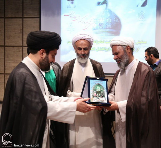 گزارش تصویری / همایش تکریم و بزرگداشت امامزاده سید علی(ع) از نوادگان حضرت عباس(ع) در قم / همایش تکریم و بزرگداشت امامزاده سید علی (ع) از نوادگان حضرت ابوالفضل العباس (ع) در سالن اجتماعات امامزاده شاه سید علی (ع) قم برگزارشد.علی محمدی نماینده ولی‌فقیه در سازمان اوقاف و امور خیریه کشور، حجت‌الاسلام والمسلمین سید اسماعیل حسینی‌مقدم مدیرکل اوقاف و امور خیریه قم و حجت‌الاسلام احمد عابدی رئیس دانشگاه علوم و معارف قرآن کریم از جمله مهمانان و سخنرانان این مراسم بودند.در بخش پایانی این مراسم از خادمان افتخاری و کسانی که در طول سال به زائران امامزاده شاه سید علی (ع) خدمت کرده بودند تقدیر و تجلیل صورت گرفت.