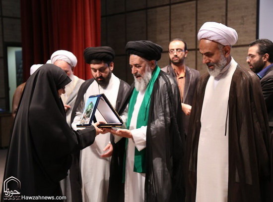 گزارش تصویری / همایش تکریم و بزرگداشت امامزاده سید علی(ع) از نوادگان حضرت عباس(ع) در قم / همایش تکریم و بزرگداشت امامزاده سید علی (ع) از نوادگان حضرت ابوالفضل العباس (ع) در سالن اجتماعات امامزاده شاه سید علی (ع) قم برگزارشد.علی محمدی نماینده ولی‌فقیه در سازمان اوقاف و امور خیریه کشور، حجت‌الاسلام والمسلمین سید اسماعیل حسینی‌مقدم مدیرکل اوقاف و امور خیریه قم و حجت‌الاسلام احمد عابدی رئیس دانشگاه علوم و معارف قرآن کریم از جمله مهمانان و سخنرانان این مراسم بودند.در بخش پایانی این مراسم از خادمان افتخاری و کسانی که در طول سال به زائران امامزاده شاه سید علی (ع) خدمت کرده بودند تقدیر و تجلیل صورت گرفت.