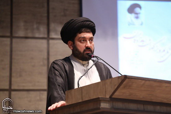 گزارش تصویری / همایش تکریم و بزرگداشت امامزاده سید علی(ع) از نوادگان حضرت عباس(ع) در قم / همایش تکریم و بزرگداشت امامزاده سید علی (ع) از نوادگان حضرت ابوالفضل العباس (ع) در سالن اجتماعات امامزاده شاه سید علی (ع) قم برگزارشد.علی محمدی نماینده ولی‌فقیه در سازمان اوقاف و امور خیریه کشور، حجت‌الاسلام والمسلمین سید اسماعیل حسینی‌مقدم مدیرکل اوقاف و امور خیریه قم و حجت‌الاسلام احمد عابدی رئیس دانشگاه علوم و معارف قرآن کریم از جمله مهمانان و سخنرانان این مراسم بودند.در بخش پایانی این مراسم از خادمان افتخاری و کسانی که در طول سال به زائران امامزاده شاه سید علی (ع) خدمت کرده بودند تقدیر و تجلیل صورت گرفت.