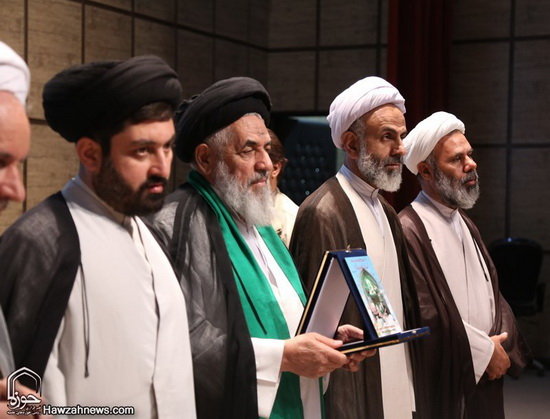 گزارش تصویری / همایش تکریم و بزرگداشت امامزاده سید علی(ع) از نوادگان حضرت عباس(ع) در قم / همایش تکریم و بزرگداشت امامزاده سید علی (ع) از نوادگان حضرت ابوالفضل العباس (ع) در سالن اجتماعات امامزاده شاه سید علی (ع) قم برگزارشد.علی محمدی نماینده ولی‌فقیه در سازمان اوقاف و امور خیریه کشور، حجت‌الاسلام والمسلمین سید اسماعیل حسینی‌مقدم مدیرکل اوقاف و امور خیریه قم و حجت‌الاسلام احمد عابدی رئیس دانشگاه علوم و معارف قرآن کریم از جمله مهمانان و سخنرانان این مراسم بودند.در بخش پایانی این مراسم از خادمان افتخاری و کسانی که در طول سال به زائران امامزاده شاه سید علی (ع) خدمت کرده بودند تقدیر و تجلیل صورت گرفت.