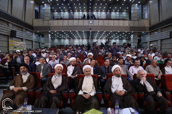 گزارش تصویری / همایش تکریم و بزرگداشت امامزاده سید علی(ع) از نوادگان حضرت عباس(ع) در قم / همایش تکریم و بزرگداشت امامزاده سید علی (ع) از نوادگان حضرت ابوالفضل العباس (ع) در سالن اجتماعات امامزاده شاه سید علی (ع) قم برگزارشد.علی محمدی نماینده ولی‌فقیه در سازمان اوقاف و امور خیریه کشور، حجت‌الاسلام والمسلمین سید اسماعیل حسینی‌مقدم مدیرکل اوقاف و امور خیریه قم و حجت‌الاسلام احمد عابدی رئیس دانشگاه علوم و معارف قرآن کریم از جمله مهمانان و سخنرانان این مراسم بودند.در بخش پایانی این مراسم از خادمان افتخاری و کسانی که در طول سال به زائران امامزاده شاه سید علی (ع) خدمت کرده بودند تقدیر و تجلیل صورت گرفت.