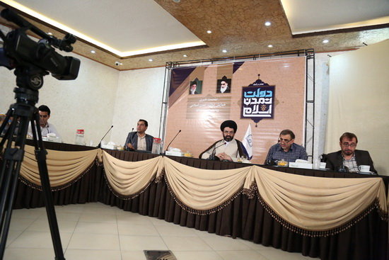 گزارش تصویری / نشست خبری همایش بین المللی دولت، تمدن اسلامی / صبح امروز حجت‌الاسلام والمسلمین دکتر سید احمد سجادی رئیس همایش بین المللی دولت، تمدن اسلامی در نشست خبری با اصحاب رسانه به همراه دکتر چلونگر و دکتر ریاحی دبیر علمی و اجرایی همایش بین المللی دولت، تمدن اسلامی به تشریح اهداف برگزاری این همایش پرداختند.