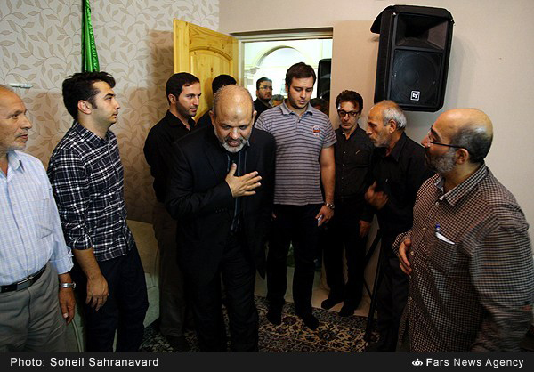 گزارش تصویری / منزل سردار حسین همدانی پس از شهادت / سردار حسین همدانی از فرماندهان سپاه پاسداران و از مستشاران ارشد نظامی ایران در دفاع از حرم حضرت زینب(س)، شامگاه پنجشنبه شانزدهم مهرماه در سوریه به شهادت رسید. سردار سرتیپ پاسدار، حسین همدانی از فرماندهان قدیمی سپاه پاسداران انقلاب اسلامی در جنگ تحمیلی از بنیانگذاران سپاه همدان بود و مدتی نیز فرماندهی لشکر 27 محمد رسول‌الله را برعهده داشت.