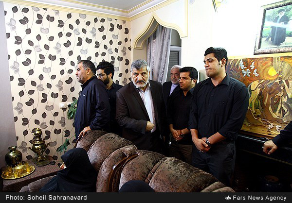 گزارش تصویری / منزل سردار حسین همدانی پس از شهادت / سردار حسین همدانی از فرماندهان سپاه پاسداران و از مستشاران ارشد نظامی ایران در دفاع از حرم حضرت زینب(س)، شامگاه پنجشنبه شانزدهم مهرماه در سوریه به شهادت رسید. سردار سرتیپ پاسدار، حسین همدانی از فرماندهان قدیمی سپاه پاسداران انقلاب اسلامی در جنگ تحمیلی از بنیانگذاران سپاه همدان بود و مدتی نیز فرماندهی لشکر 27 محمد رسول‌الله را برعهده داشت.