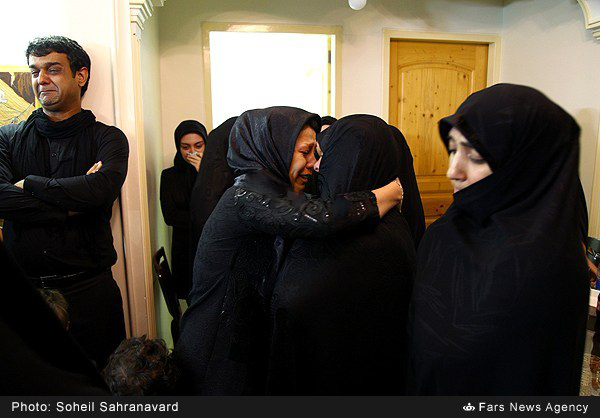 گزارش تصویری / منزل سردار حسین همدانی پس از شهادت / سردار حسین همدانی از فرماندهان سپاه پاسداران و از مستشاران ارشد نظامی ایران در دفاع از حرم حضرت زینب(س)، شامگاه پنجشنبه شانزدهم مهرماه در سوریه به شهادت رسید. سردار سرتیپ پاسدار، حسین همدانی از فرماندهان قدیمی سپاه پاسداران انقلاب اسلامی در جنگ تحمیلی از بنیانگذاران سپاه همدان بود و مدتی نیز فرماندهی لشکر 27 محمد رسول‌الله را برعهده داشت.