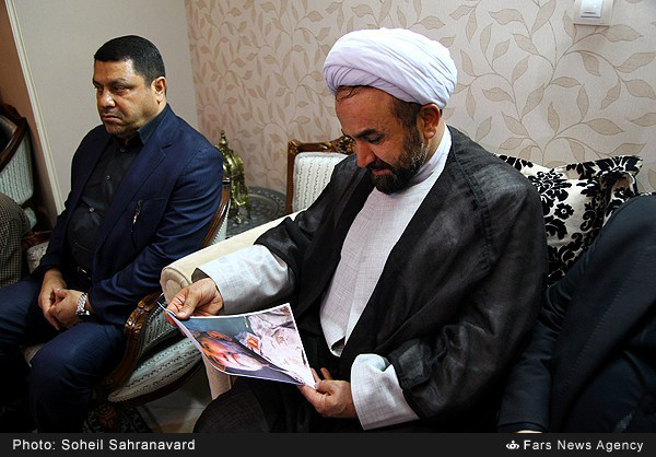 گزارش تصویری / منزل سردار حسین همدانی پس از شهادت / سردار حسین همدانی از فرماندهان سپاه پاسداران و از مستشاران ارشد نظامی ایران در دفاع از حرم حضرت زینب(س)، شامگاه پنجشنبه شانزدهم مهرماه در سوریه به شهادت رسید. سردار سرتیپ پاسدار، حسین همدانی از فرماندهان قدیمی سپاه پاسداران انقلاب اسلامی در جنگ تحمیلی از بنیانگذاران سپاه همدان بود و مدتی نیز فرماندهی لشکر 27 محمد رسول‌الله را برعهده داشت.