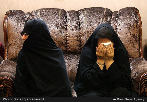 گزارش تصویری / منزل سردار حسین همدانی پس از شهادت / سردار حسین همدانی از فرماندهان سپاه پاسداران و از مستشاران ارشد نظامی ایران در دفاع از حرم حضرت زینب(س)، شامگاه پنجشنبه شانزدهم مهرماه در سوریه به شهادت رسید. سردار سرتیپ پاسدار، حسین همدانی از فرماندهان قدیمی سپاه پاسداران انقلاب اسلامی در جنگ تحمیلی از بنیانگذاران سپاه همدان بود و مدتی نیز فرماندهی لشکر 27 محمد رسول‌الله را برعهده داشت.