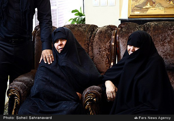 گزارش تصویری / منزل سردار حسین همدانی پس از شهادت / سردار حسین همدانی از فرماندهان سپاه پاسداران و از مستشاران ارشد نظامی ایران در دفاع از حرم حضرت زینب(س)، شامگاه پنجشنبه شانزدهم مهرماه در سوریه به شهادت رسید. سردار سرتیپ پاسدار، حسین همدانی از فرماندهان قدیمی سپاه پاسداران انقلاب اسلامی در جنگ تحمیلی از بنیانگذاران سپاه همدان بود و مدتی نیز فرماندهی لشکر 27 محمد رسول‌الله را برعهده داشت.