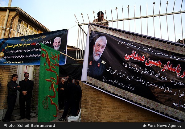 گزارش تصویری / منزل سردار حسین همدانی پس از شهادت / سردار حسین همدانی از فرماندهان سپاه پاسداران و از مستشاران ارشد نظامی ایران در دفاع از حرم حضرت زینب(س)، شامگاه پنجشنبه شانزدهم مهرماه در سوریه به شهادت رسید. سردار سرتیپ پاسدار، حسین همدانی از فرماندهان قدیمی سپاه پاسداران انقلاب اسلامی در جنگ تحمیلی از بنیانگذاران سپاه همدان بود و مدتی نیز فرماندهی لشکر 27 محمد رسول‌الله را برعهده داشت.