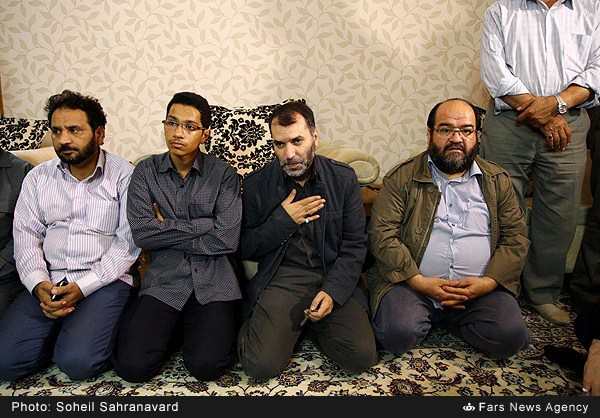 گزارش تصویری / منزل سردار حسین همدانی پس از شهادت / سردار حسین همدانی از فرماندهان سپاه پاسداران و از مستشاران ارشد نظامی ایران در دفاع از حرم حضرت زینب(س)، شامگاه پنجشنبه شانزدهم مهرماه در سوریه به شهادت رسید. سردار سرتیپ پاسدار، حسین همدانی از فرماندهان قدیمی سپاه پاسداران انقلاب اسلامی در جنگ تحمیلی از بنیانگذاران سپاه همدان بود و مدتی نیز فرماندهی لشکر 27 محمد رسول‌الله را برعهده داشت.