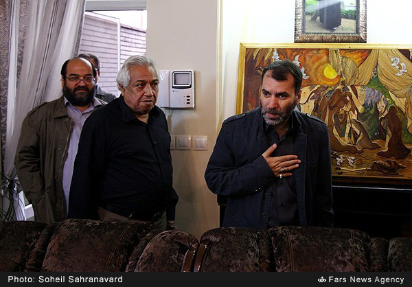 گزارش تصویری / منزل سردار حسین همدانی پس از شهادت / سردار حسین همدانی از فرماندهان سپاه پاسداران و از مستشاران ارشد نظامی ایران در دفاع از حرم حضرت زینب(س)، شامگاه پنجشنبه شانزدهم مهرماه در سوریه به شهادت رسید. سردار سرتیپ پاسدار، حسین همدانی از فرماندهان قدیمی سپاه پاسداران انقلاب اسلامی در جنگ تحمیلی از بنیانگذاران سپاه همدان بود و مدتی نیز فرماندهی لشکر 27 محمد رسول‌الله را برعهده داشت.