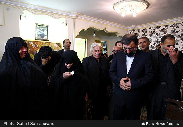 گزارش تصویری / منزل سردار حسین همدانی پس از شهادت / سردار حسین همدانی از فرماندهان سپاه پاسداران و از مستشاران ارشد نظامی ایران در دفاع از حرم حضرت زینب(س)، شامگاه پنجشنبه شانزدهم مهرماه در سوریه به شهادت رسید. سردار سرتیپ پاسدار، حسین همدانی از فرماندهان قدیمی سپاه پاسداران انقلاب اسلامی در جنگ تحمیلی از بنیانگذاران سپاه همدان بود و مدتی نیز فرماندهی لشکر 27 محمد رسول‌الله را برعهده داشت.