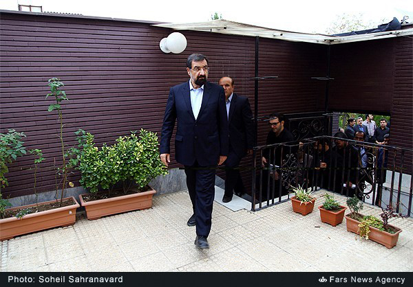 گزارش تصویری / منزل سردار حسین همدانی پس از شهادت / سردار حسین همدانی از فرماندهان سپاه پاسداران و از مستشاران ارشد نظامی ایران در دفاع از حرم حضرت زینب(س)، شامگاه پنجشنبه شانزدهم مهرماه در سوریه به شهادت رسید. سردار سرتیپ پاسدار، حسین همدانی از فرماندهان قدیمی سپاه پاسداران انقلاب اسلامی در جنگ تحمیلی از بنیانگذاران سپاه همدان بود و مدتی نیز فرماندهی لشکر 27 محمد رسول‌الله را برعهده داشت.