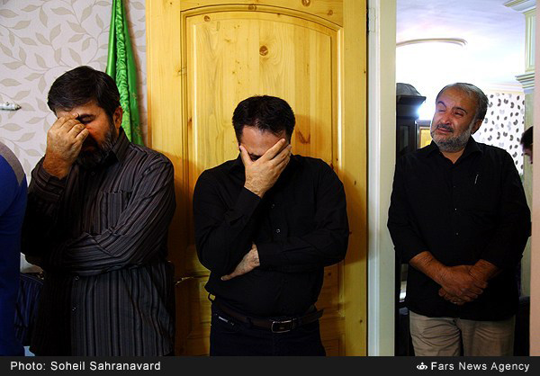 گزارش تصویری / منزل سردار حسین همدانی پس از شهادت / سردار حسین همدانی از فرماندهان سپاه پاسداران و از مستشاران ارشد نظامی ایران در دفاع از حرم حضرت زینب(س)، شامگاه پنجشنبه شانزدهم مهرماه در سوریه به شهادت رسید. سردار سرتیپ پاسدار، حسین همدانی از فرماندهان قدیمی سپاه پاسداران انقلاب اسلامی در جنگ تحمیلی از بنیانگذاران سپاه همدان بود و مدتی نیز فرماندهی لشکر 27 محمد رسول‌الله را برعهده داشت.