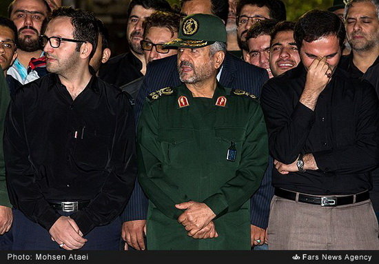 گزارش تصویری / مراسم استقبال از پیکر سرلشگر شهید حسین همدانی به وطن گزارش تصویری / مراسم استقبال از پیکر سرلشگر شهید حسین همدانی به وطن / پیکر سردار شهید حسین همدانی شامگاه جمعه (هفدهم مهرماه) طی مراسمی با حضور فرماندهان ارشد نیروهای مسلح به میهن اسلامی بازگشت.