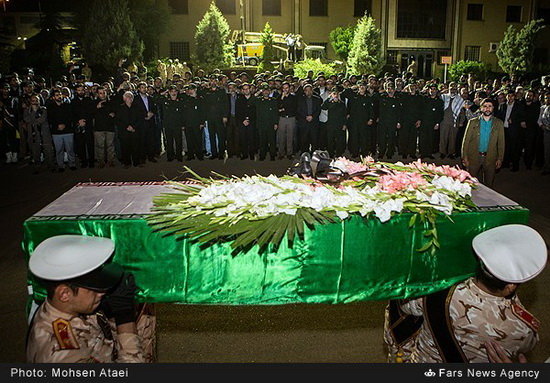 گزارش تصویری / مراسم استقبال از پیکر سرلشگر شهید حسین همدانی به وطن گزارش تصویری / مراسم استقبال از پیکر سرلشگر شهید حسین همدانی به وطن / پیکر سردار شهید حسین همدانی شامگاه جمعه (هفدهم مهرماه) طی مراسمی با حضور فرماندهان ارشد نیروهای مسلح به میهن اسلامی بازگشت.