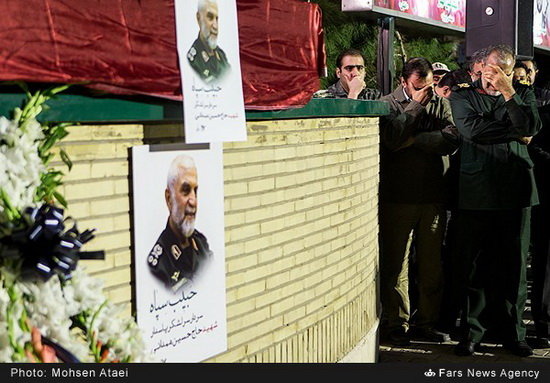 گزارش تصویری / مراسم استقبال از پیکر سرلشگر شهید حسین همدانی به وطن گزارش تصویری / مراسم استقبال از پیکر سرلشگر شهید حسین همدانی به وطن / پیکر سردار شهید حسین همدانی شامگاه جمعه (هفدهم مهرماه) طی مراسمی با حضور فرماندهان ارشد نیروهای مسلح به میهن اسلامی بازگشت.