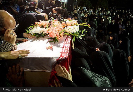 گزارش تصویری / مراسم استقبال از پیکر سرلشگر شهید حسین همدانی به وطن گزارش تصویری / مراسم استقبال از پیکر سرلشگر شهید حسین همدانی به وطن / پیکر سردار شهید حسین همدانی شامگاه جمعه (هفدهم مهرماه) طی مراسمی با حضور فرماندهان ارشد نیروهای مسلح به میهن اسلامی بازگشت.