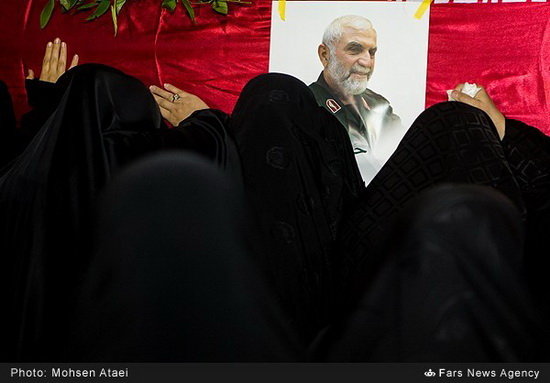 گزارش تصویری / مراسم استقبال از پیکر سرلشگر شهید حسین همدانی به وطن گزارش تصویری / مراسم استقبال از پیکر سرلشگر شهید حسین همدانی به وطن / پیکر سردار شهید حسین همدانی شامگاه جمعه (هفدهم مهرماه) طی مراسمی با حضور فرماندهان ارشد نیروهای مسلح به میهن اسلامی بازگشت.