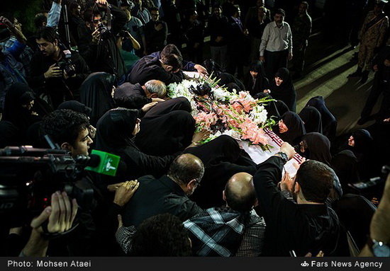 گزارش تصویری / مراسم استقبال از پیکر سرلشگر شهید حسین همدانی به وطن گزارش تصویری / مراسم استقبال از پیکر سرلشگر شهید حسین همدانی به وطن / پیکر سردار شهید حسین همدانی شامگاه جمعه (هفدهم مهرماه) طی مراسمی با حضور فرماندهان ارشد نیروهای مسلح به میهن اسلامی بازگشت.