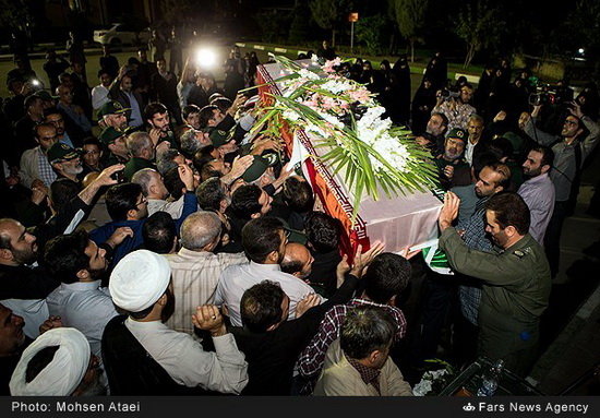 گزارش تصویری / مراسم استقبال از پیکر سرلشگر شهید حسین همدانی به وطن گزارش تصویری / مراسم استقبال از پیکر سرلشگر شهید حسین همدانی به وطن / پیکر سردار شهید حسین همدانی شامگاه جمعه (هفدهم مهرماه) طی مراسمی با حضور فرماندهان ارشد نیروهای مسلح به میهن اسلامی بازگشت.