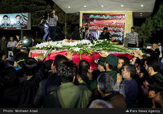گزارش تصویری / مراسم استقبال از پیکر سرلشگر شهید حسین همدانی به وطن گزارش تصویری / مراسم استقبال از پیکر سرلشگر شهید حسین همدانی به وطن / پیکر سردار شهید حسین همدانی شامگاه جمعه (هفدهم مهرماه) طی مراسمی با حضور فرماندهان ارشد نیروهای مسلح به میهن اسلامی بازگشت.