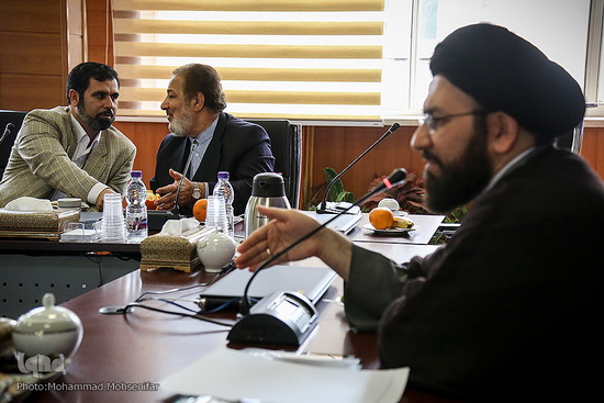 گزارش تصویری / جلسه هم اندیشی با اساتید و پیشکسوتان قرآنی / جلسه هم‌اندیشی با اساتید و پیشکسوتان قرآنی با حضور حجت‌الاسلام والمسلمین سیدمصطفی حسینی، رئیس مرکز امور قرآنی سازمان اوقاف و امور خیریه، حسن ربیعی، سخنگوی سازمان اوقاف و امور خیریه و اساتید و پیشکسوتان قرآنی در سازمان اوقاف و امور خیریه برگزار شد.