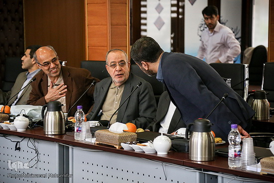 گزارش تصویری / جلسه هم اندیشی با اساتید و پیشکسوتان قرآنی / جلسه هم‌اندیشی با اساتید و پیشکسوتان قرآنی با حضور حجت‌الاسلام والمسلمین سیدمصطفی حسینی، رئیس مرکز امور قرآنی سازمان اوقاف و امور خیریه، حسن ربیعی، سخنگوی سازمان اوقاف و امور خیریه و اساتید و پیشکسوتان قرآنی در سازمان اوقاف و امور خیریه برگزار شد.