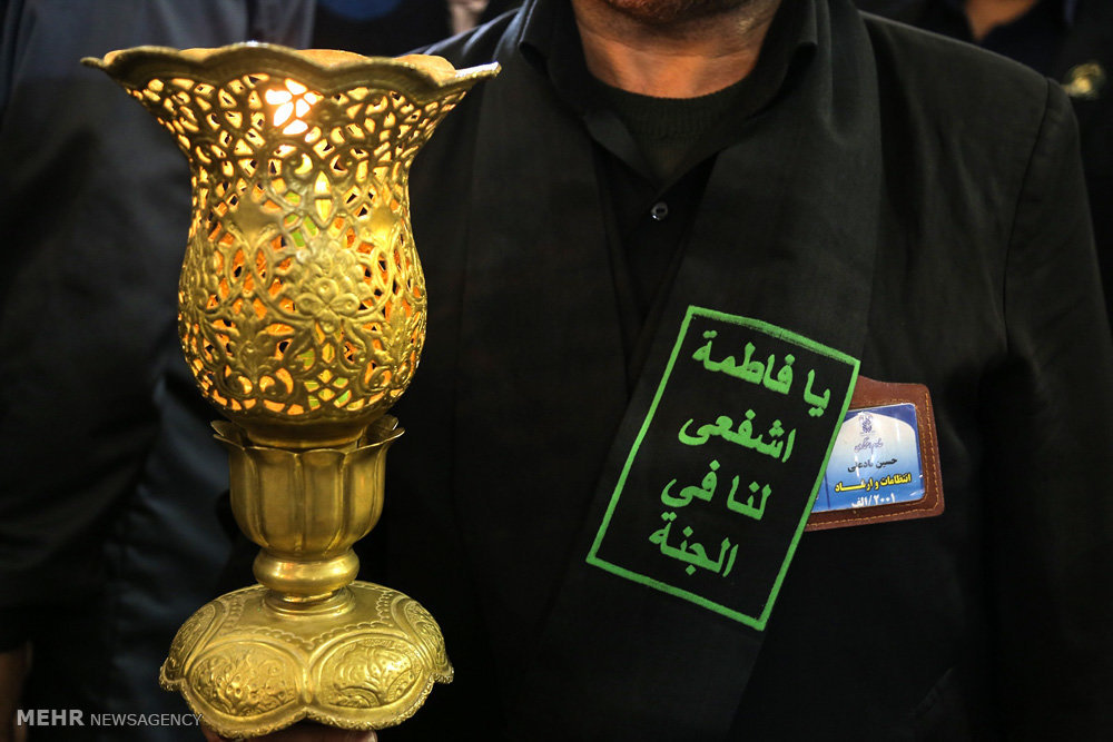 گزارش تصویری آیین شمع گردانی در حرم مطهر حضرت فاطمه معصومه(س) گزارش تصویری / آیین شمع گردانی در حرم مطهر حضرت فاطمه معصومه(س) / آیین شمع گردانی در حرم مطهر حضرت فاطمه معصوم(س) با حضور خادمان آن آستان مقدس برگزار شد.