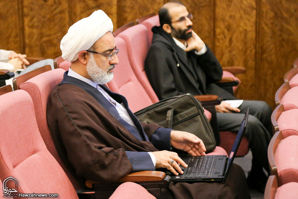 گزارش تصویری / هجدهمین همایش کتاب سال حوزه / از نویسندگان، مولفان و صاحبان ۹ اثر برگزیده، ۹ اثر شایسته تقدیر و ۱۹ اثر شایسته تحسین هجدهمین همایش کتاب سال حوزه در حضور آیت الله العظمی مکارم شیرازی تجلیل شدند.