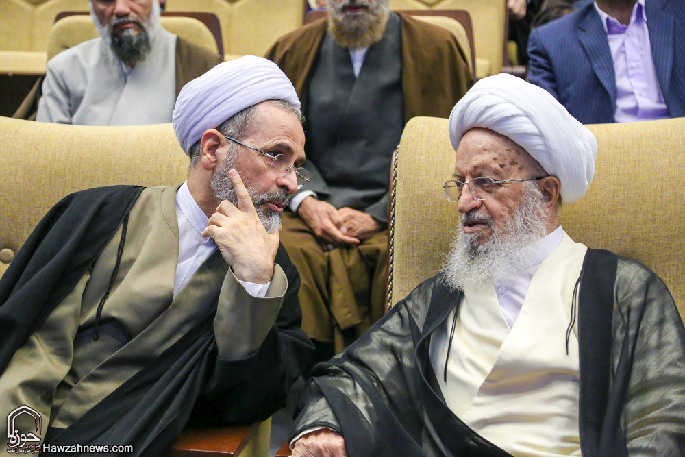 گزارش تصویری / هجدهمین همایش کتاب سال حوزه / از نویسندگان، مولفان و صاحبان ۹ اثر برگزیده، ۹ اثر شایسته تقدیر و ۱۹ اثر شایسته تحسین هجدهمین همایش کتاب سال حوزه در حضور آیت الله العظمی مکارم شیرازی تجلیل شدند.