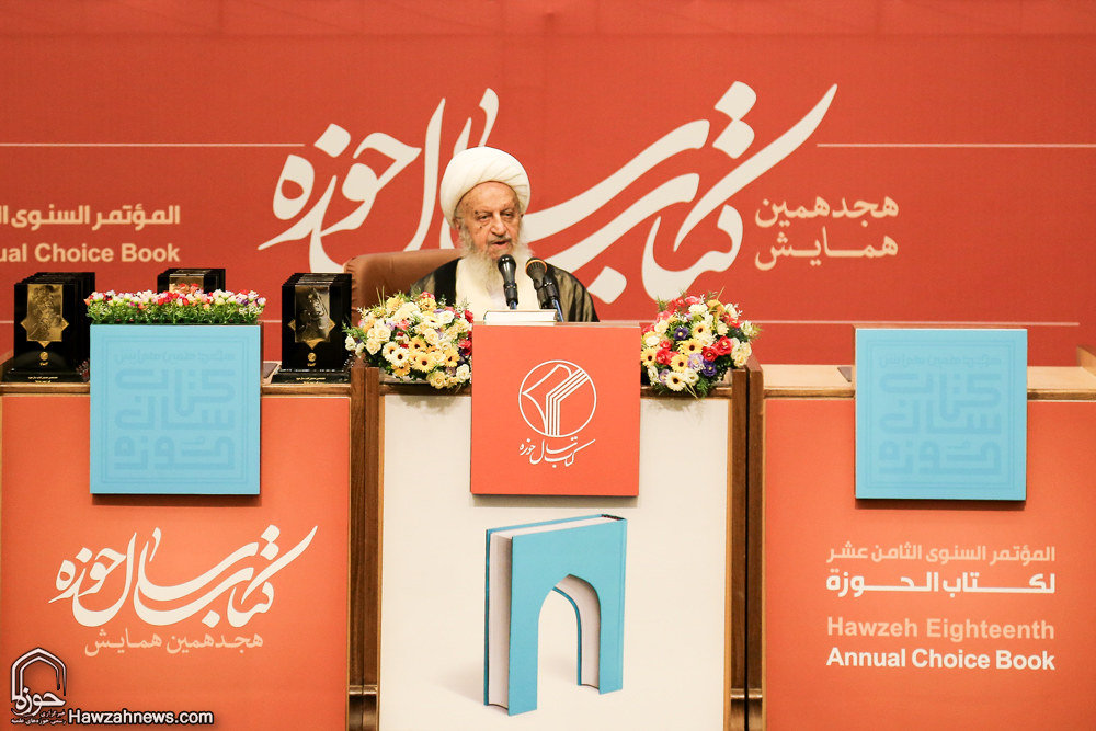 گزارش تصویری / هجدهمین همایش کتاب سال حوزه / از نویسندگان، مولفان و صاحبان ۹ اثر برگزیده، ۹ اثر شایسته تقدیر و ۱۹ اثر شایسته تحسین هجدهمین همایش کتاب سال حوزه در حضور آیت الله العظمی مکارم شیرازی تجلیل شدند.