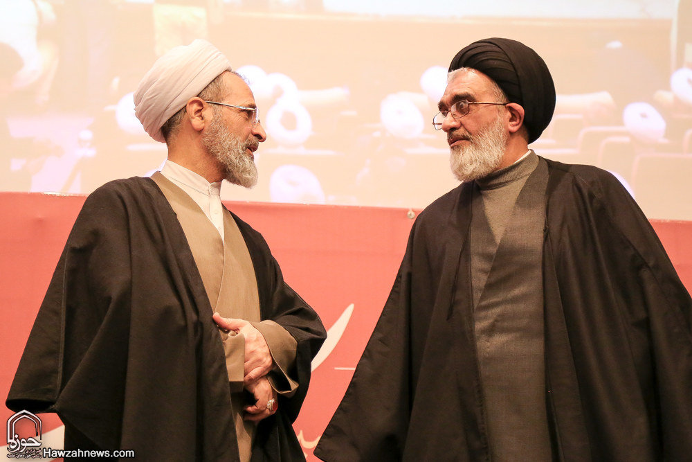 گزارش تصویری / هجدهمین همایش کتاب سال حوزه / از نویسندگان، مولفان و صاحبان ۹ اثر برگزیده، ۹ اثر شایسته تقدیر و ۱۹ اثر شایسته تحسین هجدهمین همایش کتاب سال حوزه در حضور آیت الله العظمی مکارم شیرازی تجلیل شدند.