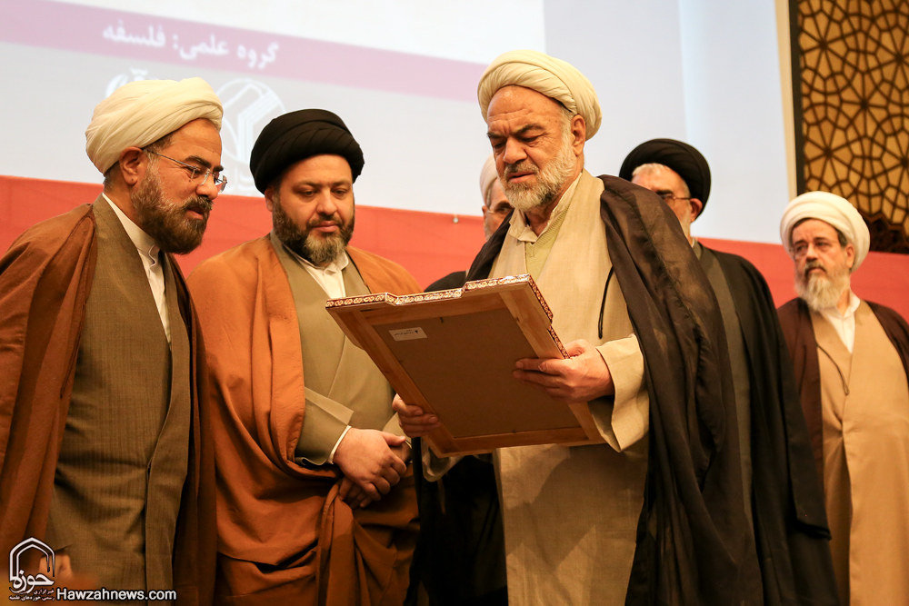 گزارش تصویری / هجدهمین همایش کتاب سال حوزه / از نویسندگان، مولفان و صاحبان ۹ اثر برگزیده، ۹ اثر شایسته تقدیر و ۱۹ اثر شایسته تحسین هجدهمین همایش کتاب سال حوزه در حضور آیت الله العظمی مکارم شیرازی تجلیل شدند.