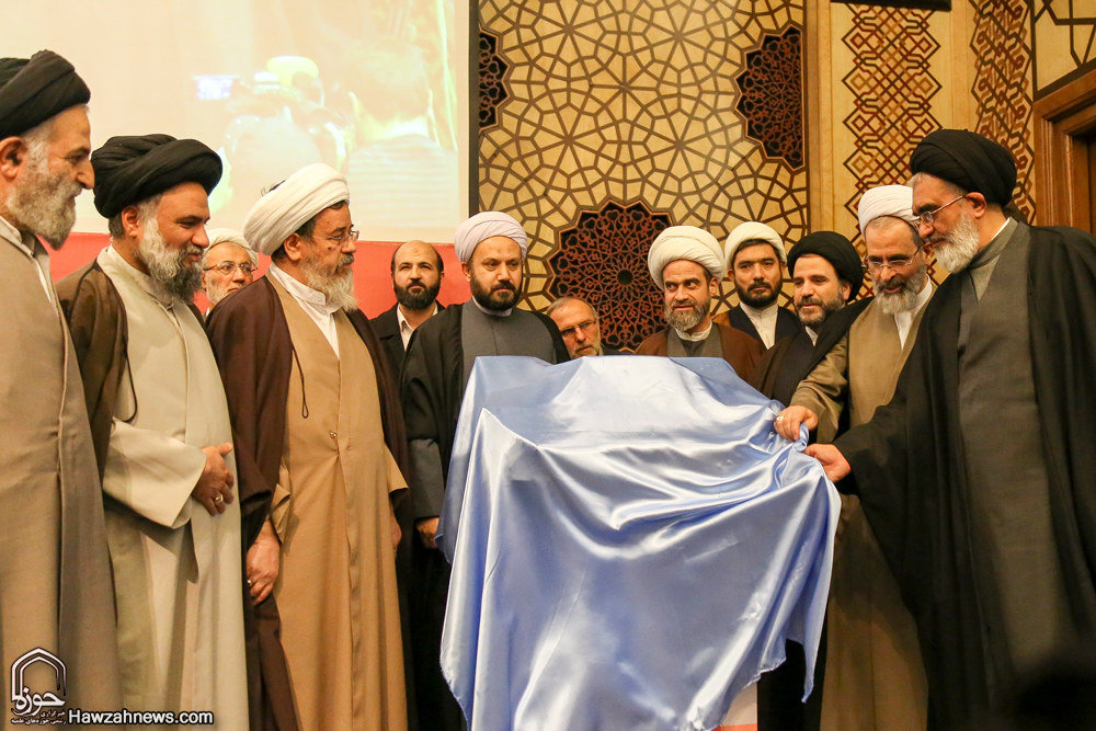 گزارش تصویری / هجدهمین همایش کتاب سال حوزه / از نویسندگان، مولفان و صاحبان ۹ اثر برگزیده، ۹ اثر شایسته تقدیر و ۱۹ اثر شایسته تحسین هجدهمین همایش کتاب سال حوزه در حضور آیت الله العظمی مکارم شیرازی تجلیل شدند.